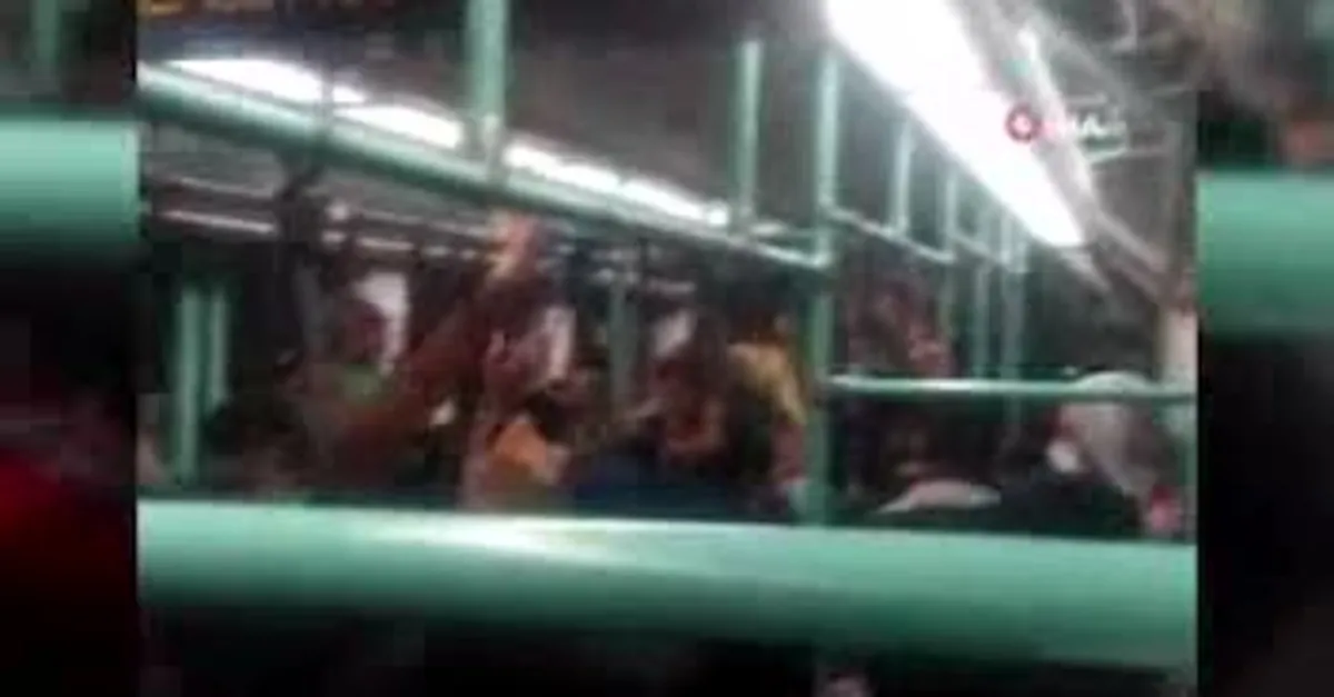 Manzara hep aynı! Koronavirüse rağmen İstanbul'da toplu ulaşım skandalı