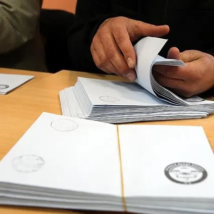 Oyların eşit çıktığı Ardahan Çıldır’da belediye başkanı kurayla belirlendi: AK Parti adayı Kemal Yakup Azizoğlu seçimi kazandı