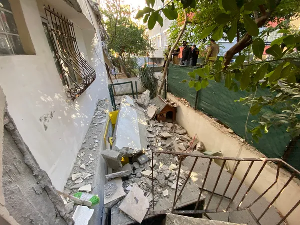 istanbulda-korku-dolu-anlar-kadikoyde-5-katli-binada-iki-dairenin-balkonu-gurultuyle-coktu-1632665985524.jpg İstanbul'da korku dolu anlar! Kadıköy'de 5 katlı binada iki dairenin balkonu gürültüyle çöktü-3