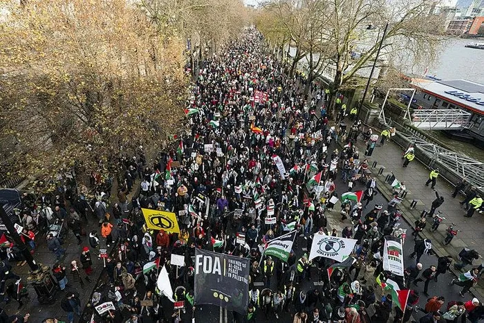 londrada-filistin-icin-insan-seli-ateskes-oylamasina-veto-veren-abd-ve-cekimser-oy-kullanan-ingiltereye-tepki-1702142185639.jpeg Londra'da Filistin için insan seli! ABD ve İngiltere'ye BMGK tepkisi: Sizden utanç duyuyoruz-7