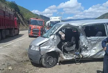 İki minibüs çarpıştı: 15 yaralı