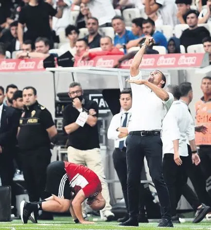 kartal-tek-atti-3-aldi-rachid-ghezzalin-muhtesem-goluyle-evinde-kayserisporu-devirmeyi-basardi-1659828179953.jpeg Kartal tek attı 3 aldı! Rachid Ghezzal'ın muhteşem golüyle evinde Kayserispor'u devirmeyi başardı-8