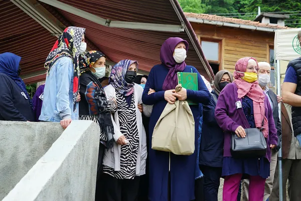 yaya-gecidinde-hafif-ticari-aracin-carptigi-busra-ogretmen-son-yolculuguna-ugurlandi-bu-konunun-takipcisiyiz-1623688298423.jpg Yaya geçidinde hafif ticari aracın çarptığı Büşra öğretmen son yolculuğuna uğurlandı: Bu konunun takipçisiyiz-7