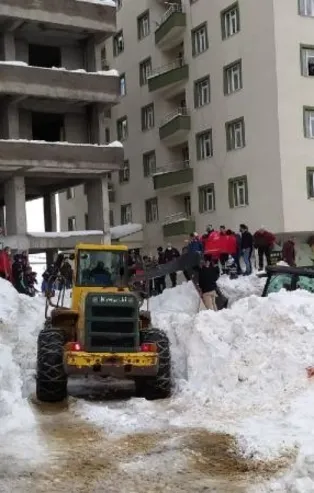 Son dakika: Bitlis'te korkunç olay: Tonlarca kar kütlesi çatıdan düştü! 3 çocuk yaralı