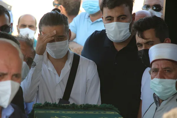 son-dakika-adalet-bakani-abdulhamit-gul-konyada-taziye-evinin-onunden-onemli-aciklamalarda-bulundu-1627749706641.jpg Son dakika: Adalet Bakanı Abdülhamit Gül, Konya'da taziye evinin önünden önemli açıklamalarda bulundu-5