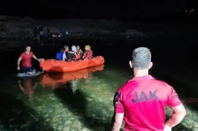 Diyarbakır'da nehrin su seviyesi yükselince piknik yapan 21 kişi jandarma ve AFAD ekiplerince kurtarıldı