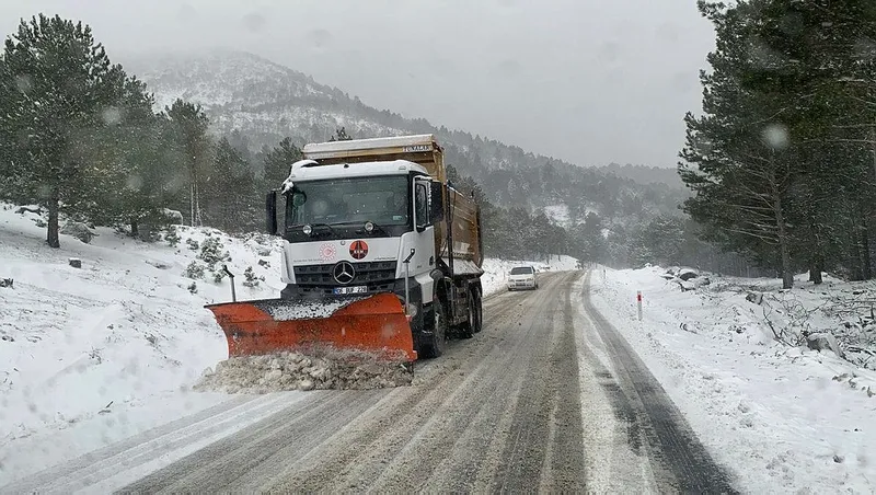 Karayolları ekipleri, güzergahları açık tutabilmek amacıyla kar küreme ve tuzlama çalışması yürüttü.