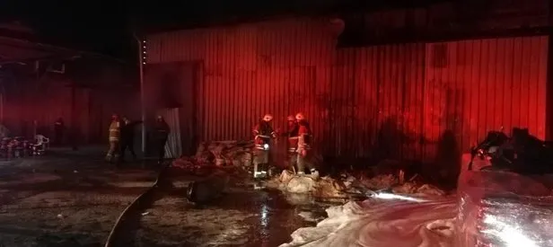 İzmir Bornova’da mobilya atölyesi alev alev yandı!