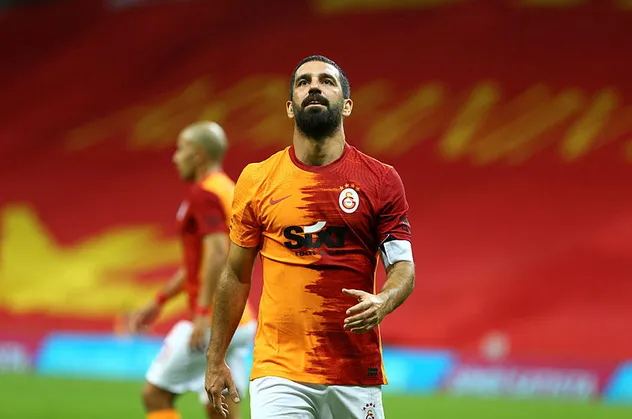 Galatasaray'ın koronavirüse yakalanan tecrübeli ismi Arda Turan'ın sağlığı hakkında flaş sözler: Ateşi 39'lara çıkıyormuş