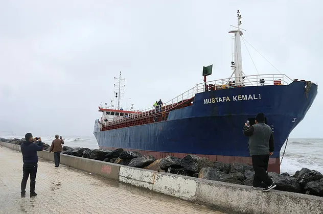 Son dakika: Hatay'da gemi karaya oturdu