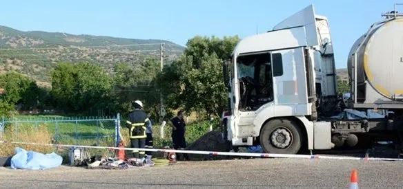 TARIM İŞÇİLERİNİ TAŞIYAN KAMYONET İLE TIR ÇARPIŞTI: 15 ÖLÜ