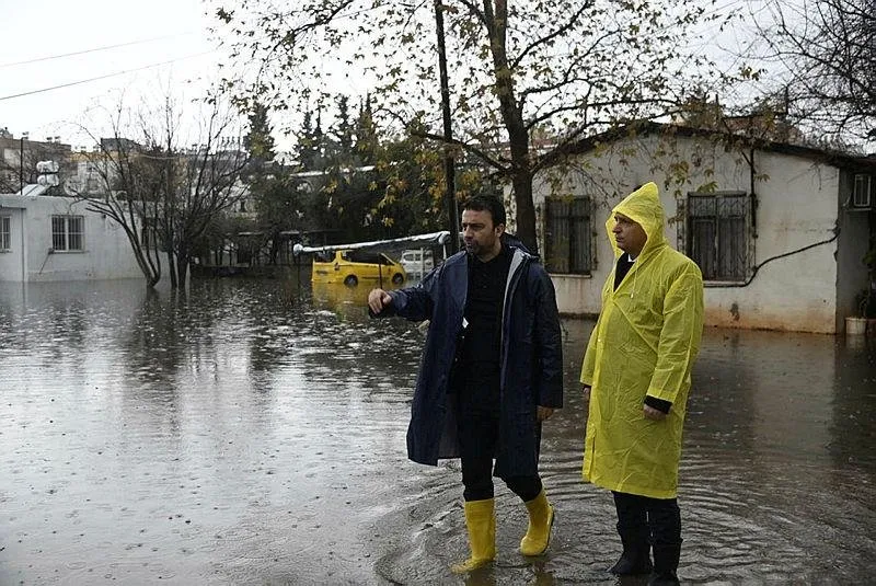 Vali Hulusi Şahin (sağda), Kepez ilçesinde yağışın etkilediği alanlarda incelemelerde bulundu. Şahin'e incelemelerinde AK Parti Antalya Milletvekili Mustafa Köse (solda) de eşlik etti. 