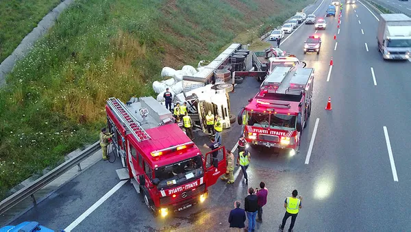 1625808124101.jpg Kuzey Marmara Otoyolu'nda kontrolden çıkan tır devrildi: 2 ölü-2
