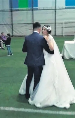 Berrin-Ünsal Pamukçu çifti en güzellerinde hayatının kabusunu yaşadı! İşletme düğünlerini halı sahada yaptırdı