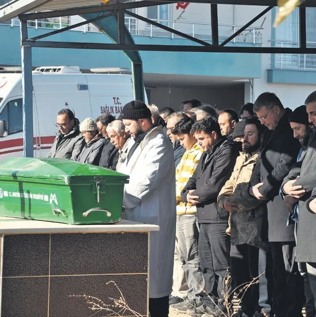 Silifke’de yürek yakan facia! Yangında hayatını kaybeden iki kardeş tek tabutta uğurlandı