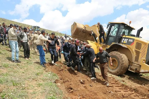 Son dakika: Hakkari Yüksekova'da traktör devrildi: Sürücü 2 saat sonra kurtarılabildi