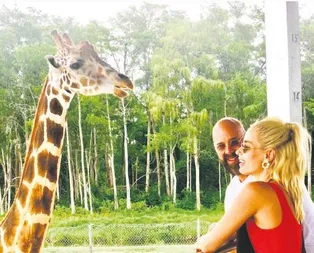 Biri onları gözetliyor