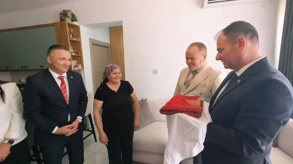 1785591060020.jpeg Kıbrıs Barış Harekatı’nın tarihi bayrağı restorasyona alındı-2