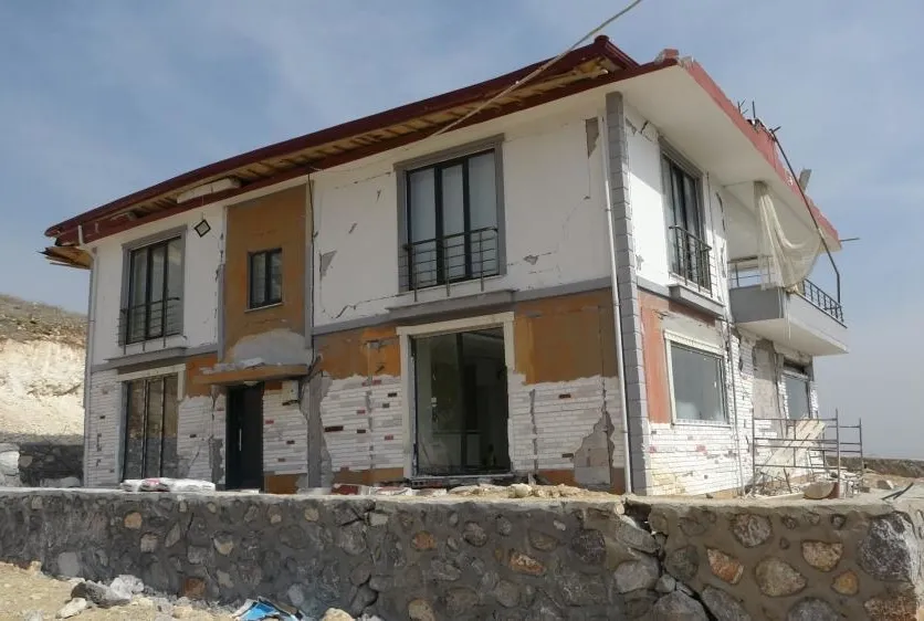 Milyonluk ev depremde kağıt gibi dağıldı