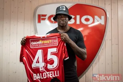 Balotelli İsviçre’yi karıştırdı! İtalyan yıldız Basel ile Sion karşılaşmasında saha kenarına gelirken cinsel organını çıkarıp...
