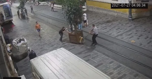 CHP'li İBB gecenin saat 4'ünde İstiklal Caddesi'ndeki ağaçları kaldırdı!