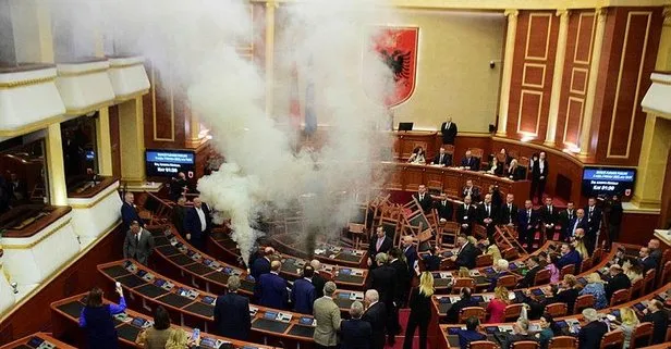 Arnavutluk Meclisinde gerginlik! Muhalefet milletvekiller sis bombası attı
