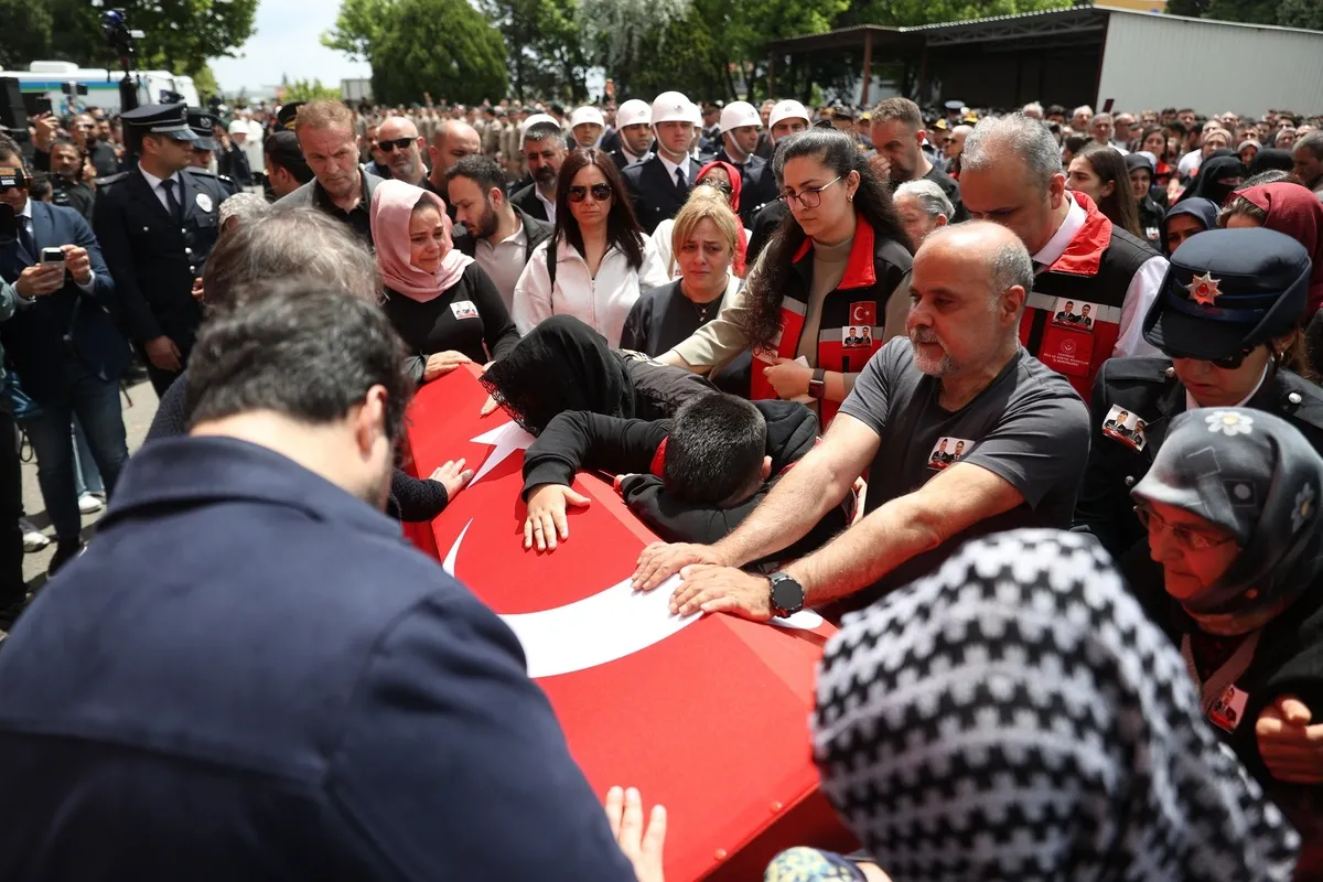 1779103898553.jpeg Tekirdağ şehit polislerini uğurladı... Binler sokağa döküldü | Eşinin tabutuna sarıldı: "Evladımız bana emanet"-4