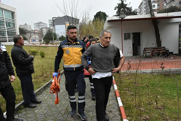 adliye-cikisinda-bicakli-dehset-ortalik-bir-anda-karisti-1582286491210.jpg Adliye çıkışında bıçaklı dehşet! Ortalık bir anda karıştı-1