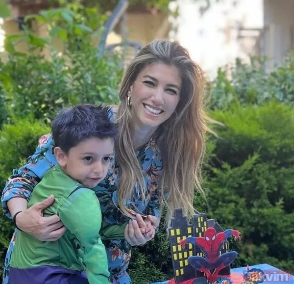 Nadide Sultan'dan 'At suratlı' çıkışı "Bir dudağı yerde bir dudağı gökte" Daha önce 'Otoban lastiği' demişti estetik sözleri sonrası... - 28