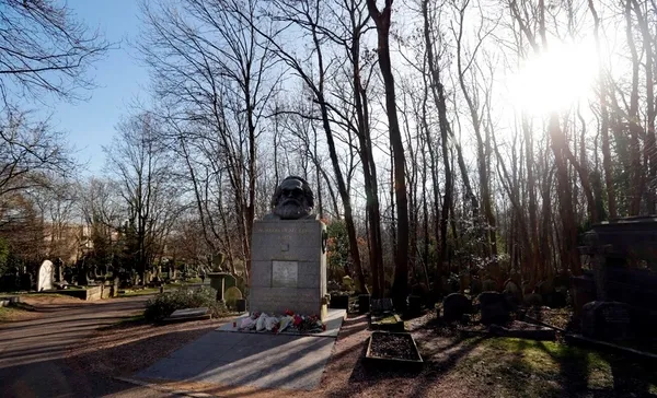 karl-marxin-mezarinin-turizme-acilmasi-komunistler-arasinda-tartisma-cikardi-1606828305566.jpg Karl Marx'ın mezarının turizme açılması komünistler arasında tartışma çıkardı-6