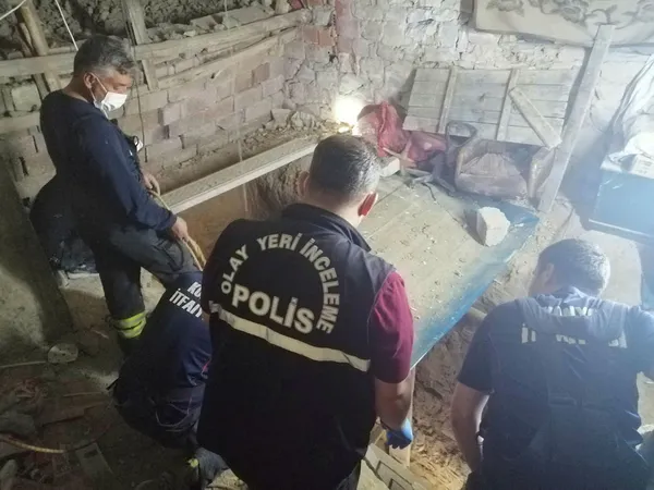 evinin-altinda-define-ararken-gocuk-altinda-kaldi-2-katli-ev-ise-cokme-endisesiyle-bosaltildi-1623611789922.jpg Evinin altında define ararken göçük altında kaldı! 2 katlı ev ise çökme endişesiyle boşaltıldı-2