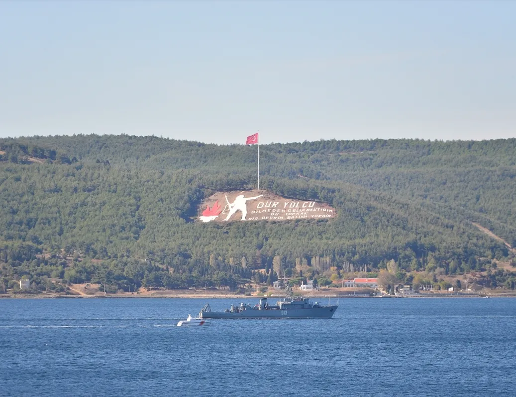 Çanakkale Boğazı’nda dikkat çeken görüntü