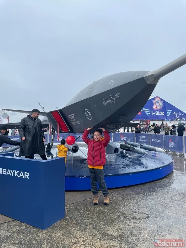 Çocuğu, genci, yaşlısı... KIZILELMA'mıza ilgi büyük: Takvim.com.tr insansız savaş uçağı ve Bayraktar AKINCI'nın mühimmatlarını görüntüledi - 13