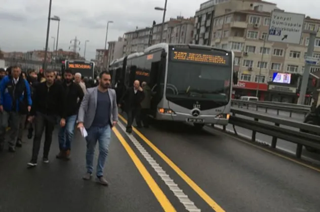 İstanbullunun metrobüs çilesi bitmiyor! Vatandaş bu soğukta yürümek zorunda kaldı!