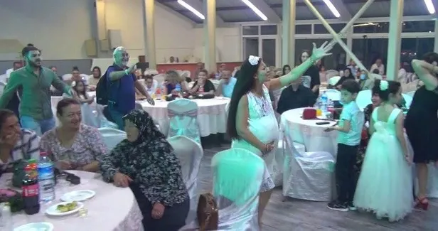 dugun-salonunda-kadrolu-oyun-gelin-ve-davetliler-ne-yapacaklarini-sasirdi-1663201959109.jpg Düğün salonunda kadrolu oyun! Gelin ve davetliler ne yapacaklarını şaşırdı-2