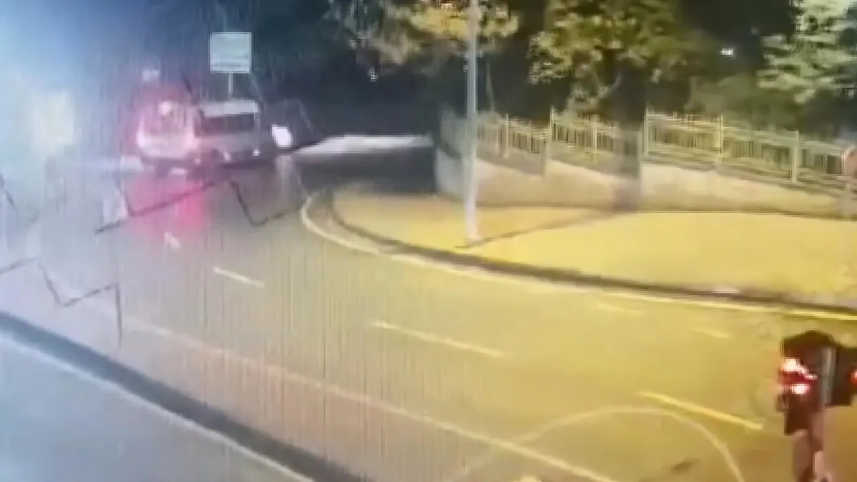 1793266232972.jpg Taksim'de kaza yapan servis şoförünün başına gelmeyen kalmadı! Önce kaçırıldı, ardından 80 bin lirası gasbedildi-3