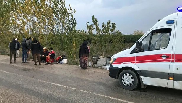 Son dakika: Adana'da tarım işçilerini taşıyan midibüs devrildi: 11 yaralı-1