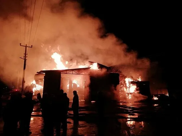 Yalova'da gece yarısı yangın korkusu! Kereste fabrikası alev alev yandı-1