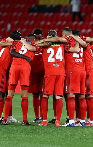 Beşiktaş'ta yeni sezonun kadrosu şekilleniyor: 2 yıldız gidiyor