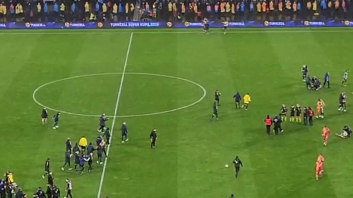 Matteo Guendouzi ve Anthony Musaba Süper Kupa sevincini taraftarla paylaştı