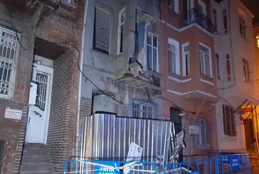 Fatih’te 3 katlı binada balkon çöktü