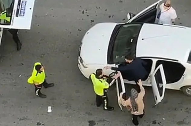 Çevirmeye takıldı çılgına döndü! Polislere tehdit yağdıran maganda hakkında işlem! Yer: Esenyurt