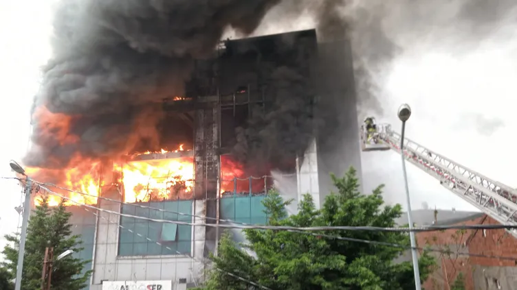 SON DAKİKA I Küçükçekmece’de Akit Medya grubunun içerisinde bulunduğu 11 katlı binadaki yangın devam ediyor