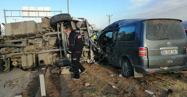 Bitlis Tatvan’da korkunç kaza! Tır kırmızı ışıkta bekleyen kamyonete çarptı 2 ölü 3 yaralı