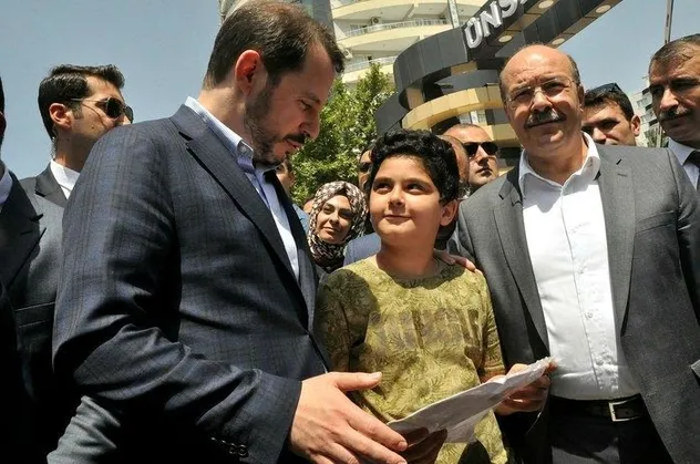 Bakan Albayrak'tan çocuklara karne hediyesi