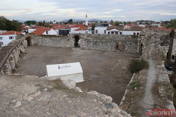 İzmir Depremi sonrası oluşan tsunaminin vurduğu Sığacık'taki 500 yıllık Osmanlı kalesi zarar gördü - 3