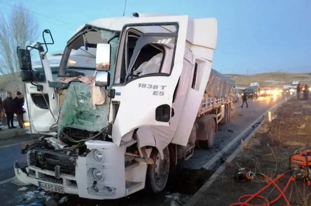 Bitlis'te iki TIR çarpıştı! 1 ölü, 1 yaralı