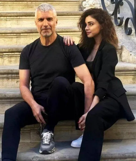 samar-dadgar-ile-evlenen-ozcan-deniz-istenmeyen-gelin-iddiasina-ilk-kez-yanit-verdi-ailevi-sorunlarimiz-1674856148887.jpeg Samar Dadgar ile evlenen Özcan Deniz istenmeyen gelin iddiasına ilk kez yanıt verdi! “Ailevi sorunlarımız...”-5