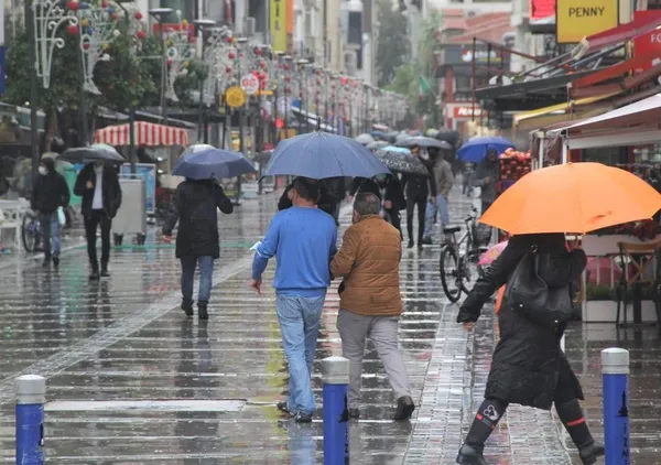 izmirde-her-yagmurda-ayni-manzara-tarihi-kemeralti-carsisini-su-basti-1638883057435.jpg İzmir'de her yağmurda aynı manzara: Tarihi Kemeraltı Çarşısı'nı su bastı-5