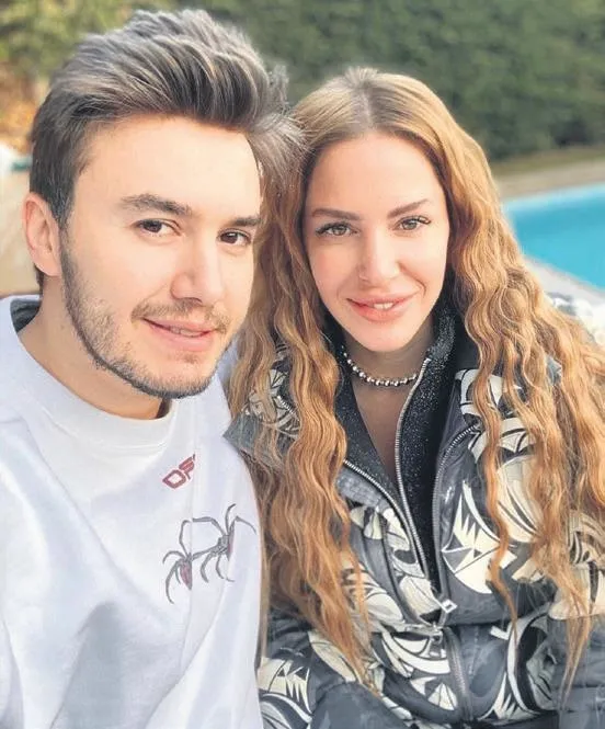 sahne-asiklarin-rapci-sefoyu-yeni-sevgilisi-melisa-dongel-en-onden-izledi-1679081123129.jpeg Sahne aşıkların! Rapçi Sefo’yu, yeni sevgilisi Melisa Döngel en önden izledi-4